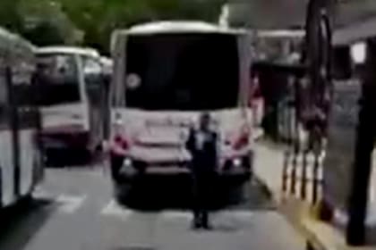 Un inspector fue atropellado por un colectivo que realizaba marcha atrás sobre uno de los tramos del Metrobús de Liniers