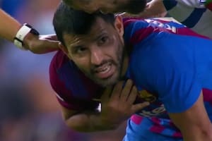 Un instante de enorme preocupación: Sergio Agüero se toma el pecho en Barcelona vs. Alavés, hace 13 días; aún no se conoce un diagnóstico oficial sobre su situación, pero esa imagen puede resultar la última de Kun en el fútbol.