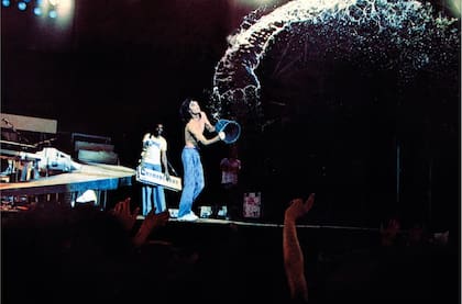 Un instante del concierto de los Rolling Stones en Barcelona; Jagger arroja un baldazo de agua desde el escenario