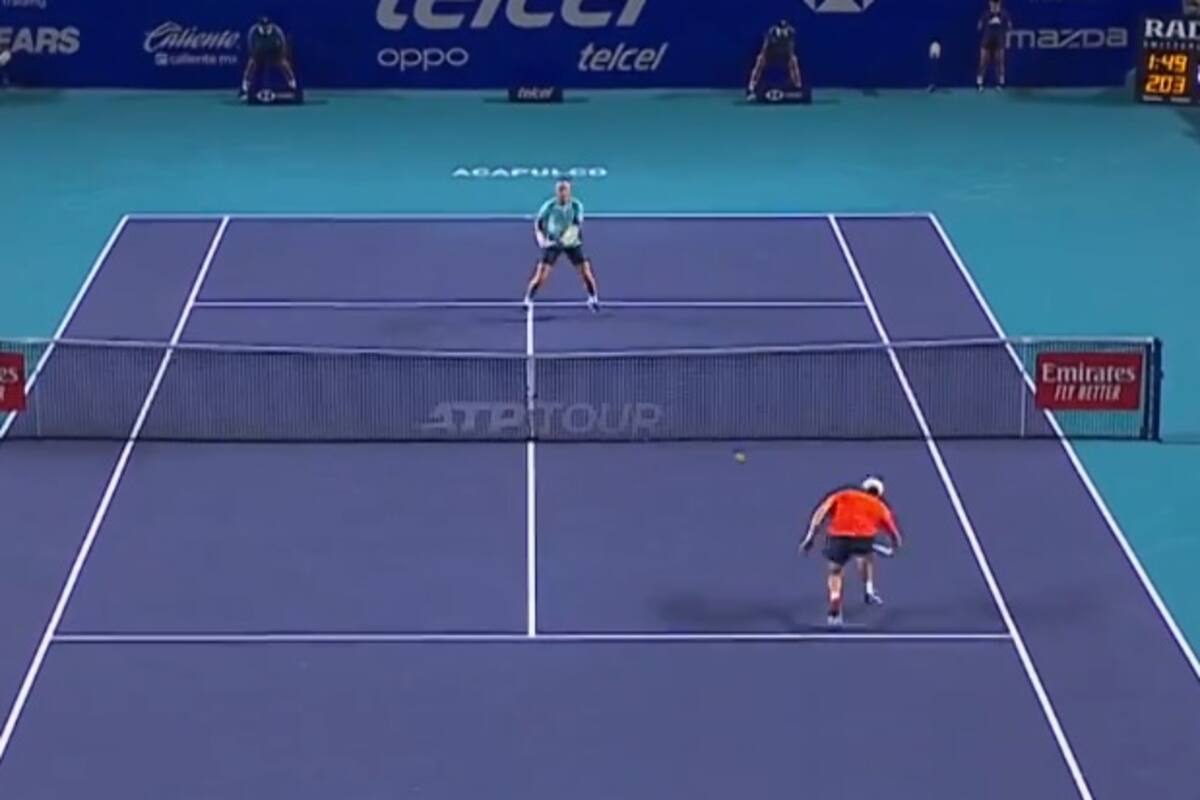 Un instante del espectacular punto entre De Miñaur y Ruud en la final de Acapulco