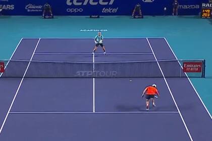 Un instante del espectacular punto entre De Miñaur y Ruud en la final de Acapulco