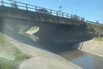 Un instructor de manejo hizo una peligrosa maniobra para evitar el tránsito