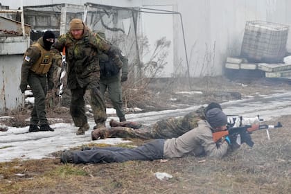Un instructor durante un entrenamiento de civiles en Kiev, Ucrania