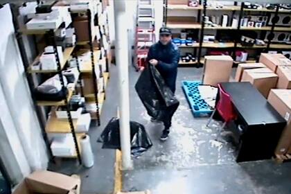 Un integrante de la banda en el depósito de iPoint de Unicenter