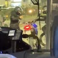 Una camioneta blindada y un colectivo con pasajeros quedaron en el medio de un intento de robo en Lanús