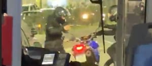 Una camioneta blindada y un colectivo con pasajeros quedaron en el medio de un intento de robo en Lanús