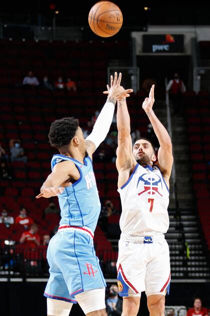Un intento de triple de Campazzo; convirtió 2 sobre 4 en Houston, donde registró 7 puntos, 3 pases-gol, 2 rebotes y 1 robo.