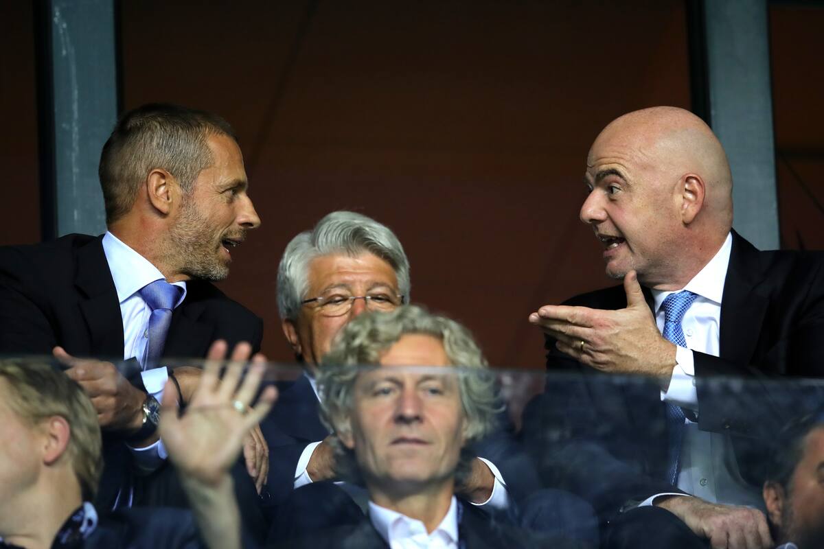 Un intercambio entre Aleksandar Çeferin, presidente de la UEFA, y Gianni Infantino, máximo dirigente de la FIFA; ambos están enfrentados por el Mundial cada dos años