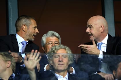 Un intercambio entre Aleksandar Çeferin, presidente de la UEFA, y Gianni Infantino, máximo dirigente de la FIFA; ambos están enfrentados por el Mundial cada dos años