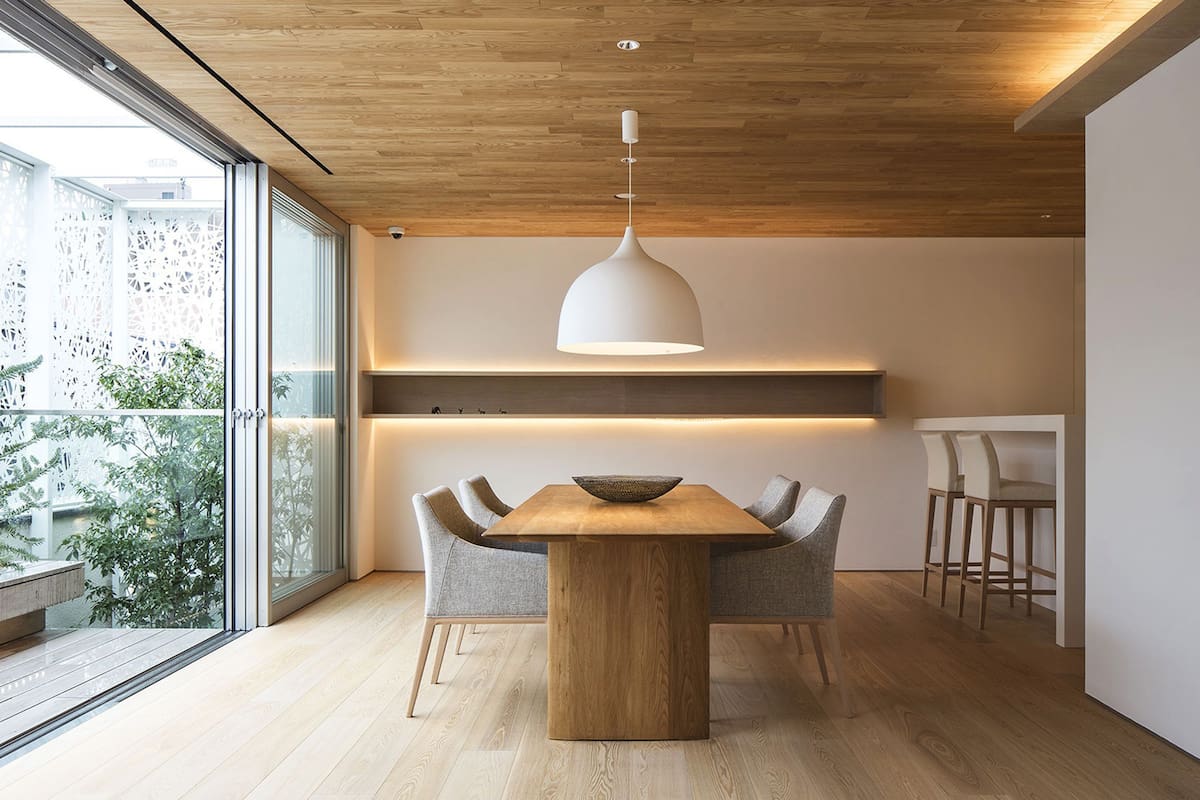 Un interior que incorpora la exuberancia de los espacios externos, en Ota-Ku, Tokio, diseñada por Taro Shinohara Architecture Office