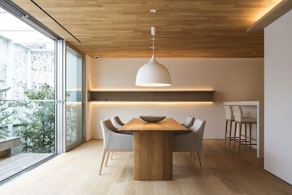 Un interior que incorpora la exuberancia de los espacios externos, en Ota-Ku, Tokio, diseñada por Taro Shinohara Architecture Office