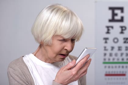 Un investigador español desvela una de las causas de la ceguera asociada a la edad