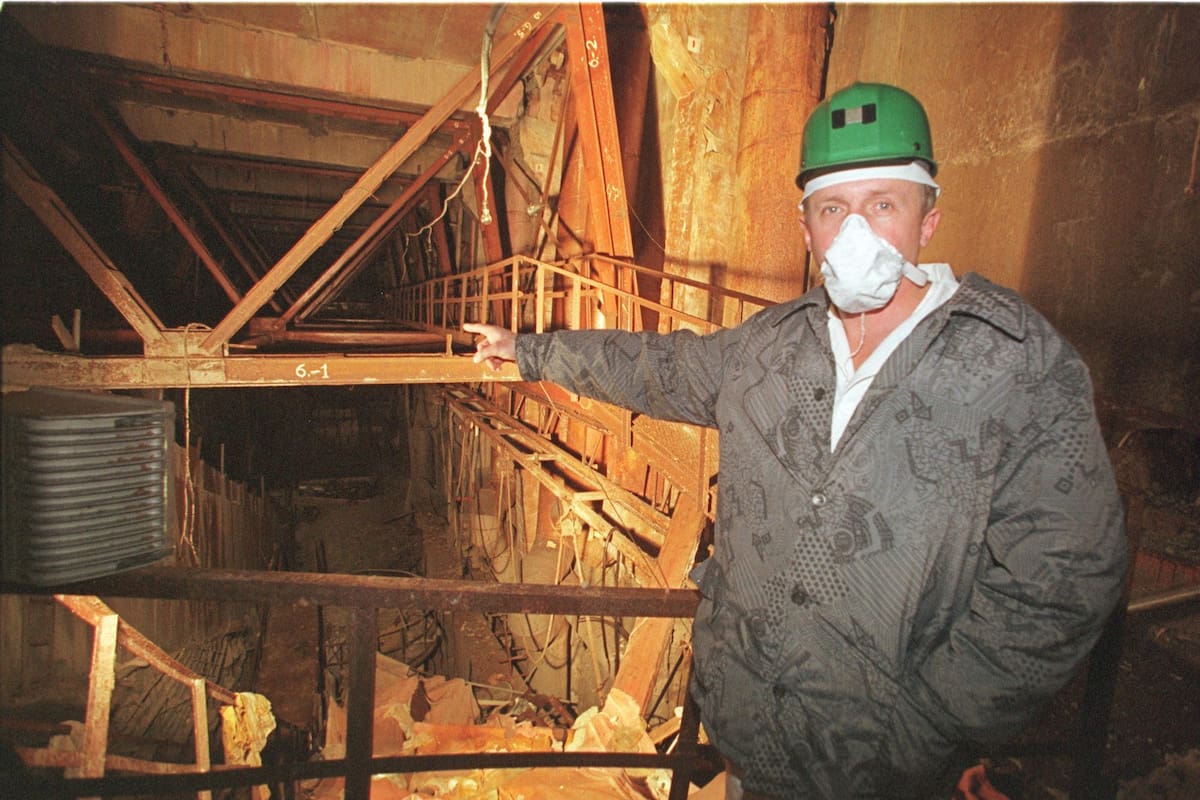 Un investigador señala el sitio del reactor N°4 que estalló causando el desastre nuclear (AP/ Efrem Lukatsky)