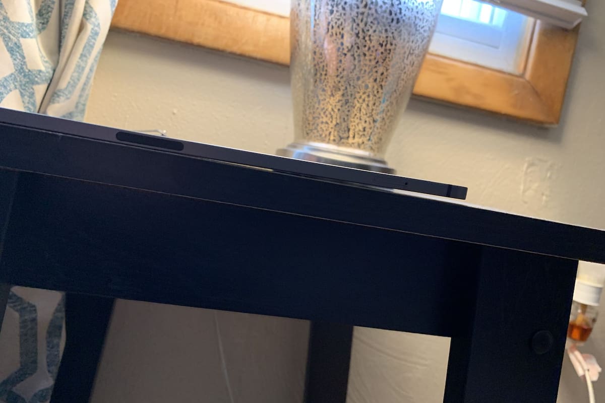 Un iPad Pro levemente curvado