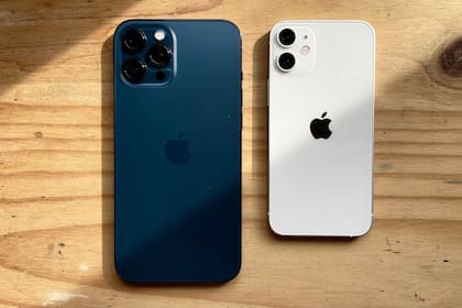 Un iPhone 12 Pro Max junto a un iPhone 12 mini
