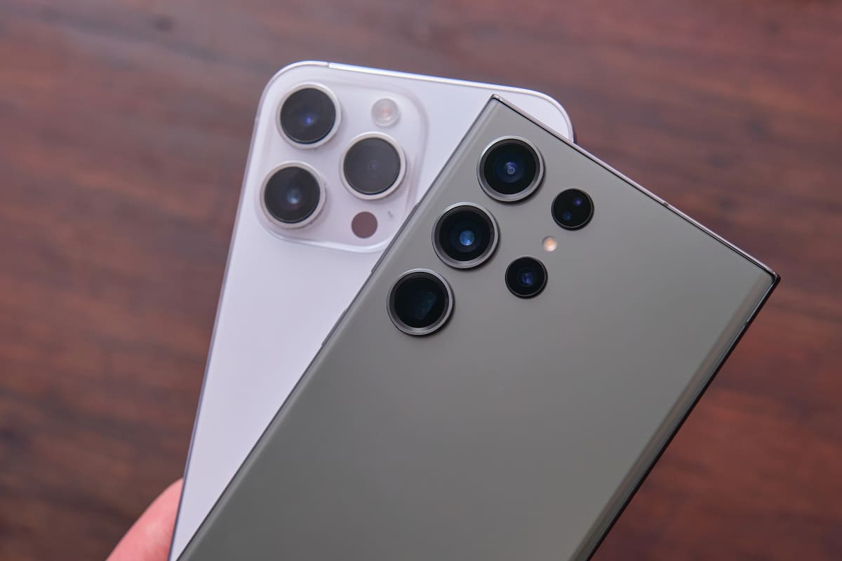 Un iPhone 14 Pro Max de Apple junto a un Samsung Galaxy S23 Ultra