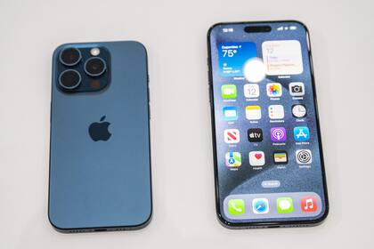 Un iPhone 15 Pro (de espaldas) y un iPhone 15 Pro Max (de frente)