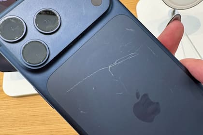 Un iPhone 17 Pro Max en una tienda de Apple. Las marcas son de las veces que la gente lo probó y lo enganchó a un cargador magnético