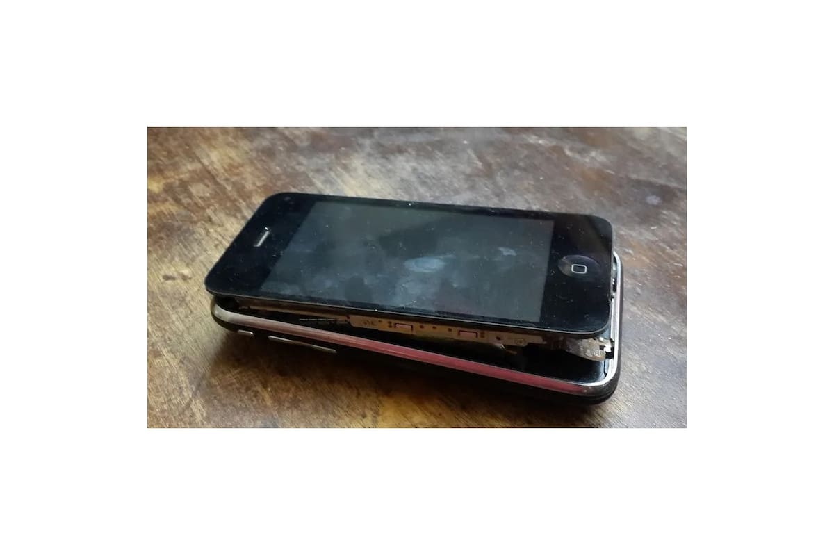 Un iPhone 3Gs que había estado mucho tiempo sin uso; la batería se hinchó tanto que arrancó la pantalla del frente del equipo