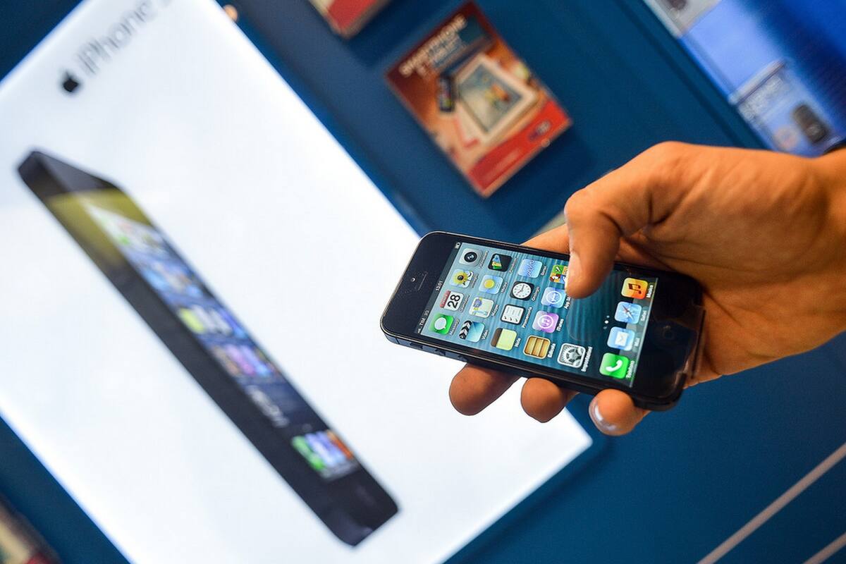 Un iPhone 5 durante el lanzamiento del equipo en Italia, donde las autoridades regulatorias le impusieron una multa millonaria tanto a Apple como a Samsung