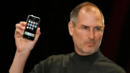 "Un iPod, un teléfono y un comunicador de internet": Steve Jobs presentó la primera edición al mundo en 2007