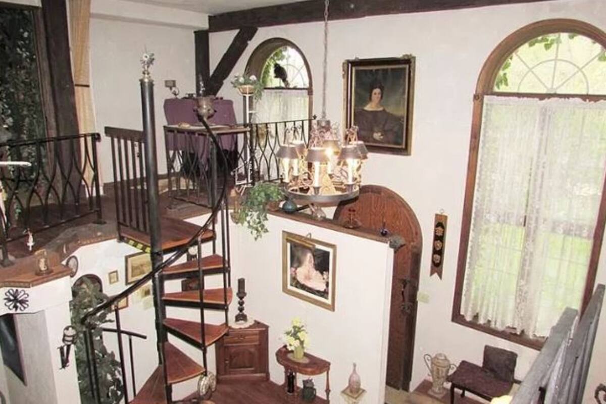 Un irónico hilo de Twitter dejó en evidencia una extraña propiedad a la venta que se hizo viral