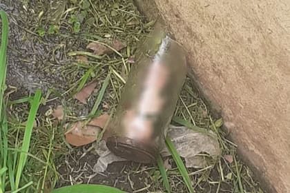 Un jardinero encontró un pene cuando estaba cortando el pasto de una casa.