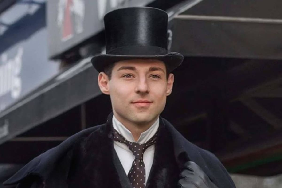 Un joven británico de 24 años vive como un caballero victoriano desde la infancia. A partir de una imagen descubierta hace unos meses, el excéntrico personaje asegura que, de hecho, vivió en el siglo XIX