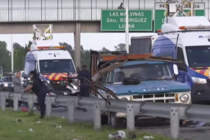 Un joven cambiaba la rueda de su camioneta en la autopista Oeste sentido a CABA y fue atropellado por un camión y murió