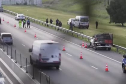 Un joven cambiaba la rueda de su camioneta en la autopista Oeste sentido a CABA y fue atropellado por un camión y murió