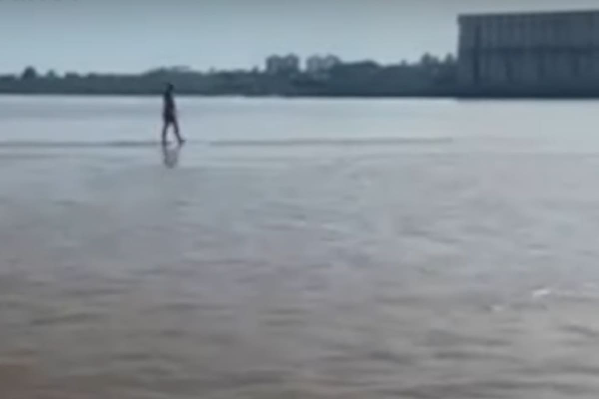 Un joven camina en el medio del río Paraná; el video se viralizó en redes sociales
