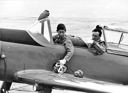 Un joven Carlos, durante su entrenamiento en la Fuerza Aérea Real