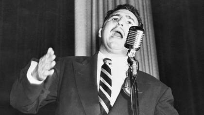 Un joven Castro dando un discurso contra Batista en Cuba.