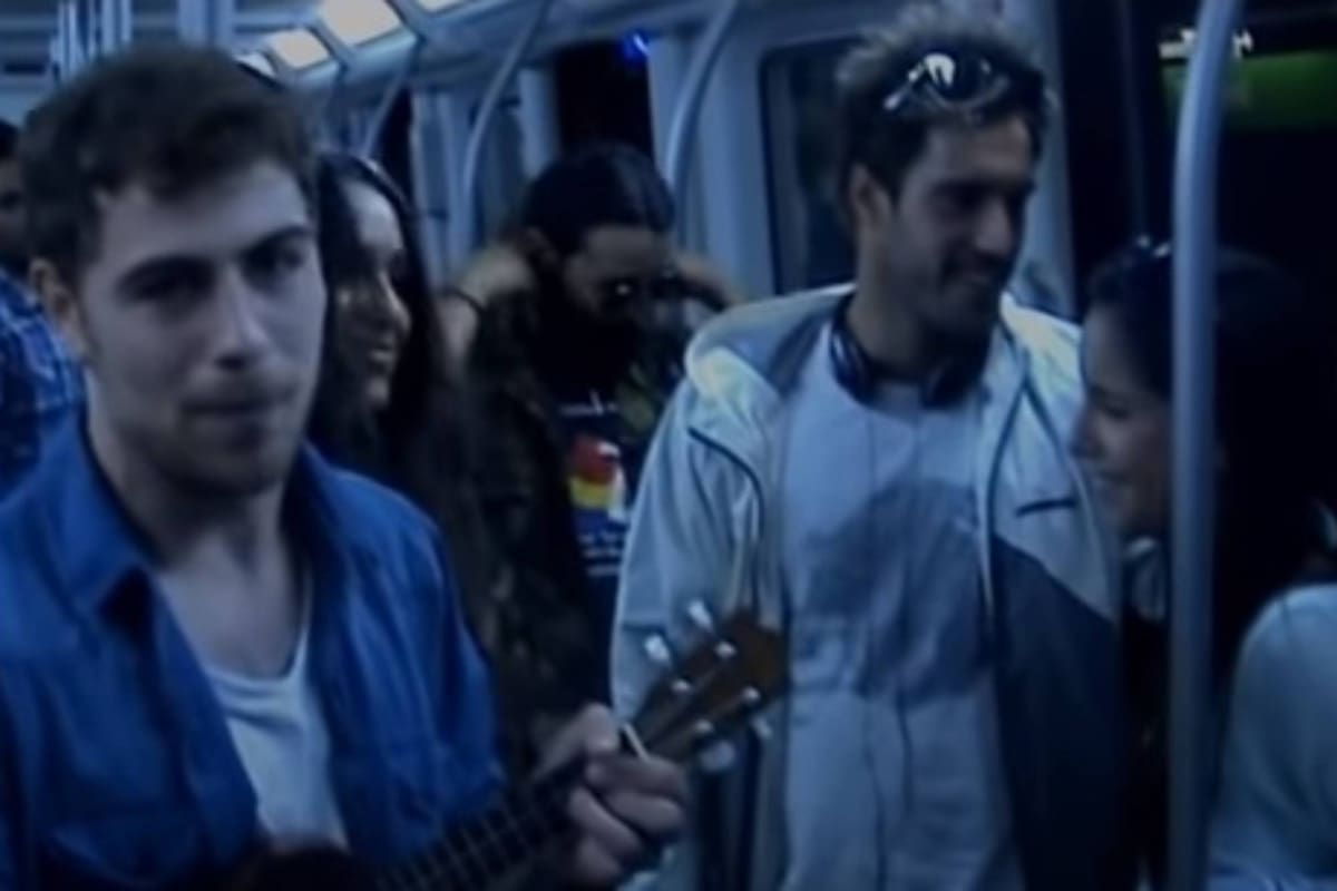 Un joven catalán, cansado de estar sin trabajo tocó un tema en el metro cuya letra describía su currículum.