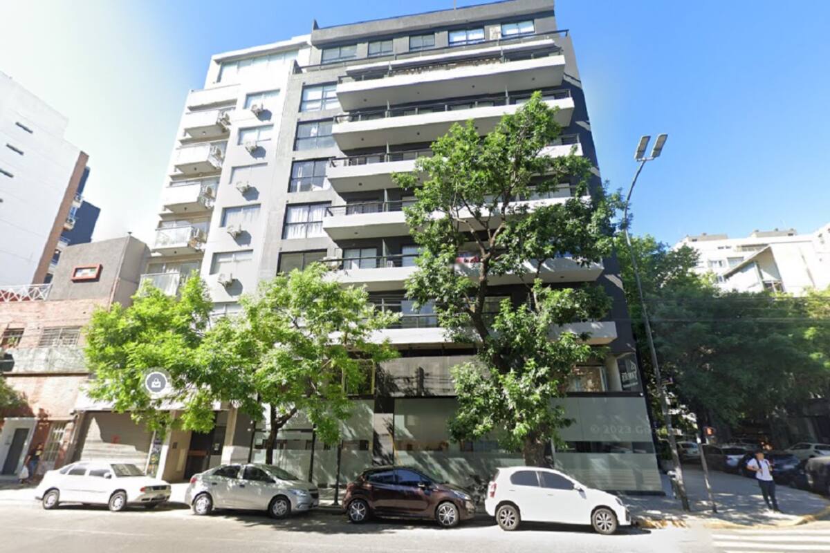 Un joven cayó al vacío desde la terraza de un edificio