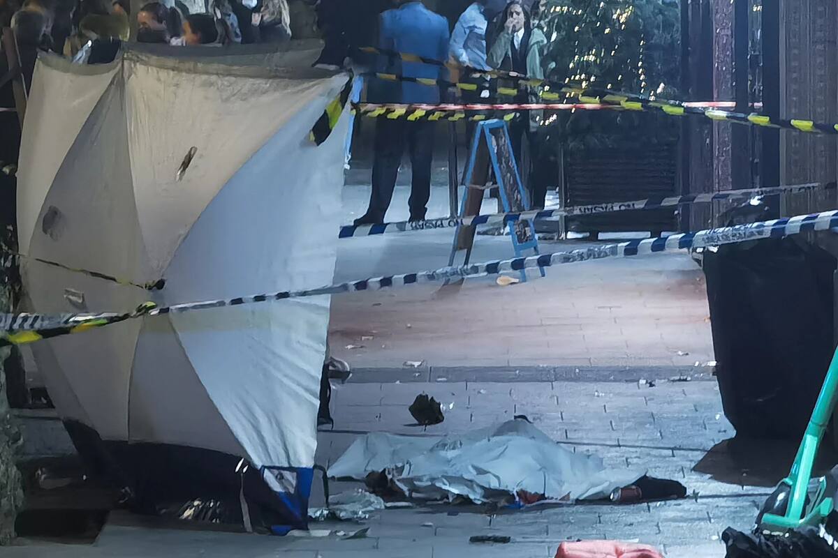 Un joven de 15 años ha fallecido en la noche de esta sábado en las proximidades de la plaza del Emperador Carlos V, en el tramo final de la calle Atocha.