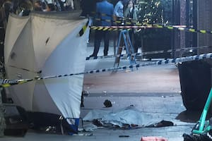 Un joven de 15 años ha fallecido en la noche de esta sábado en las proximidades de la plaza del Emperador Carlos V, en el tramo final de la calle Atocha.