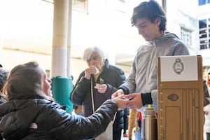 Un joven de 16 años emite su voto en la escuela de Ricardo Gutiérrez 1269, en Olivos