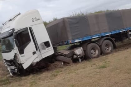 Un joven de 16 años, manejaba en la ruta y chocó de frente contra un camión, murió en el acto, fue en el sur de la provincia de Córdoba, entre las localidades de Coronel Moldes y Bulnes. El camionero, oriundo de Mendoza, no sufrió heridas de gravedad.