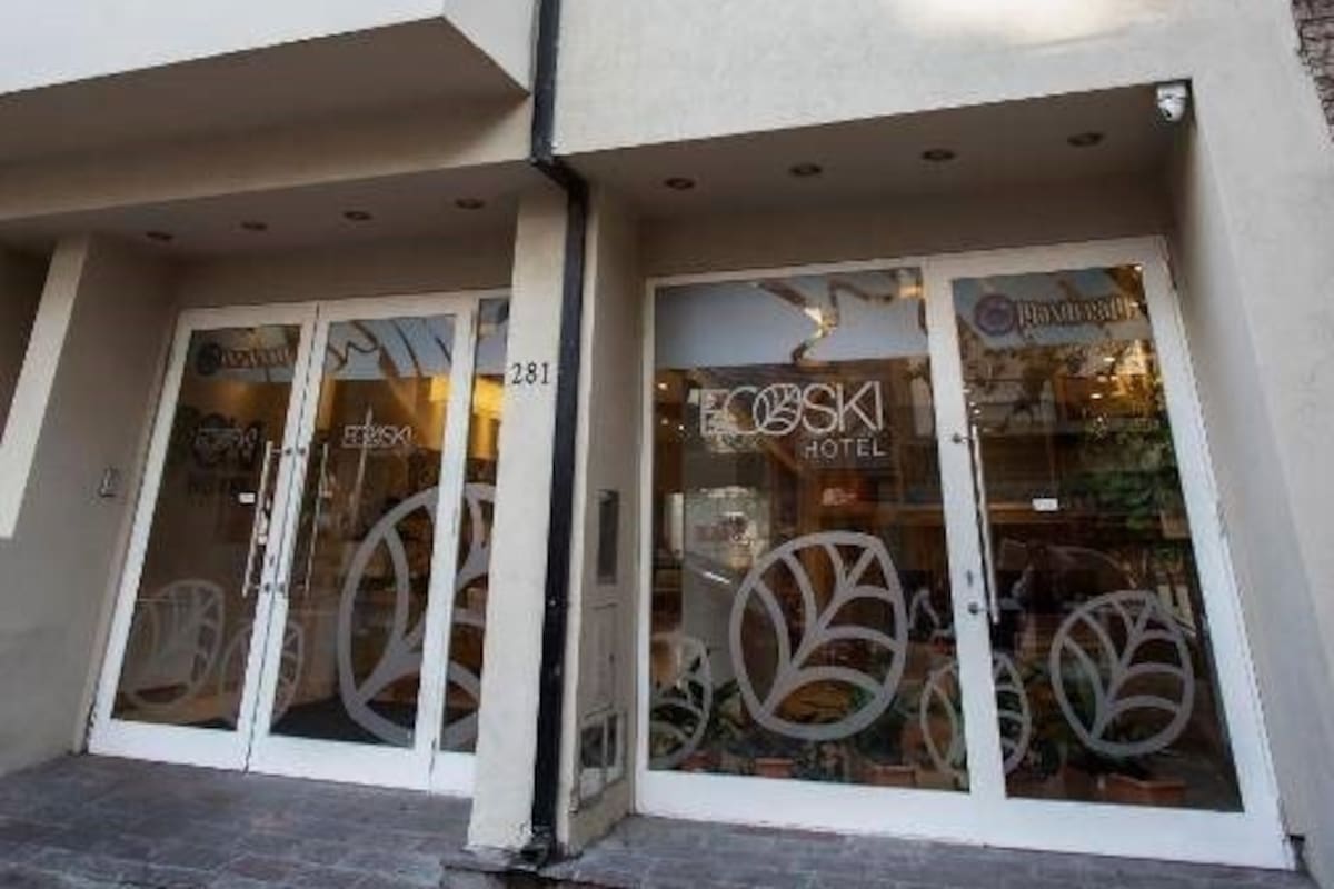 Un joven de 17 años, oriundo de Paraguay, perdió la vida al caer desde el sexto piso del hotel Eco Ski.