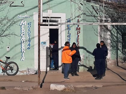 Un joven de 19 años ingresó a un almacén por la madrugada y fue descubierto en pleno robo (Foto: Facebook Sarmiento Al Día)
