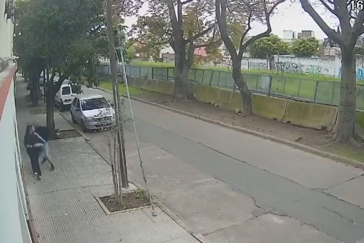 Un joven de 21 años terminó detenido tras golpear a una mujer en plena calle en el barrio porteño de Villa Lugano