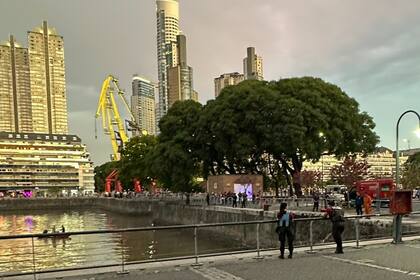 Un joven de 22 años desapareció tras tirarse al río en Puerto Madero y su cuerpo fue hallado en la noche del martes