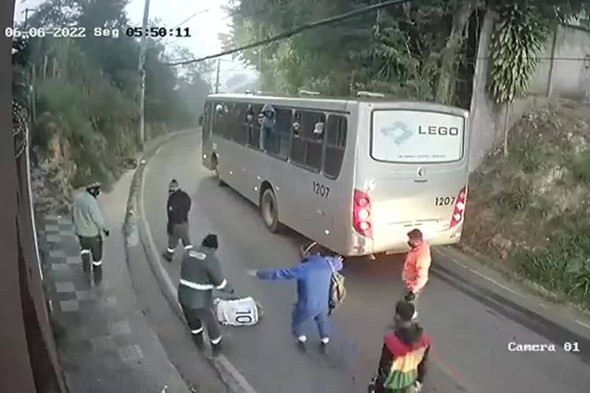 Un joven de 22 años recibió una paliza de un grupo de trabajadores en Mina Gerais, Brasil, luego de intentar robarle a una mujer. Previamente, la había amenazado y golpeado