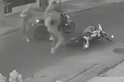 Un joven de 24 años no opuso resistencia pero igual perdió un riñón y el bazo por el disparo de un motochorro, que robó su moto. Ocurrió en Isidro Casanova. Está en el Hospital Balestrini.