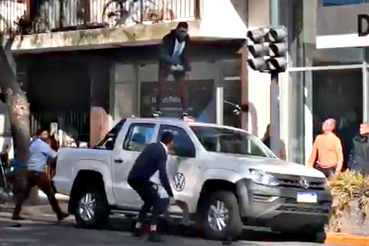Un joven de 25 años fue arrestado por la Policía de la Ciudad tras destruir una camioneta con ayuda de dos palos