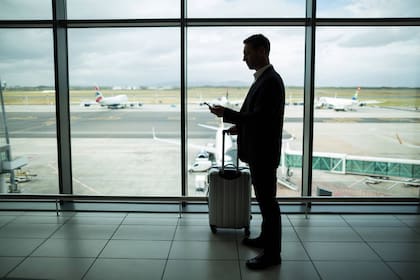 Un joven del Sur de Florida se hizo pasar por asistente de vuelo y reservó más de 120 viajes gratuitos