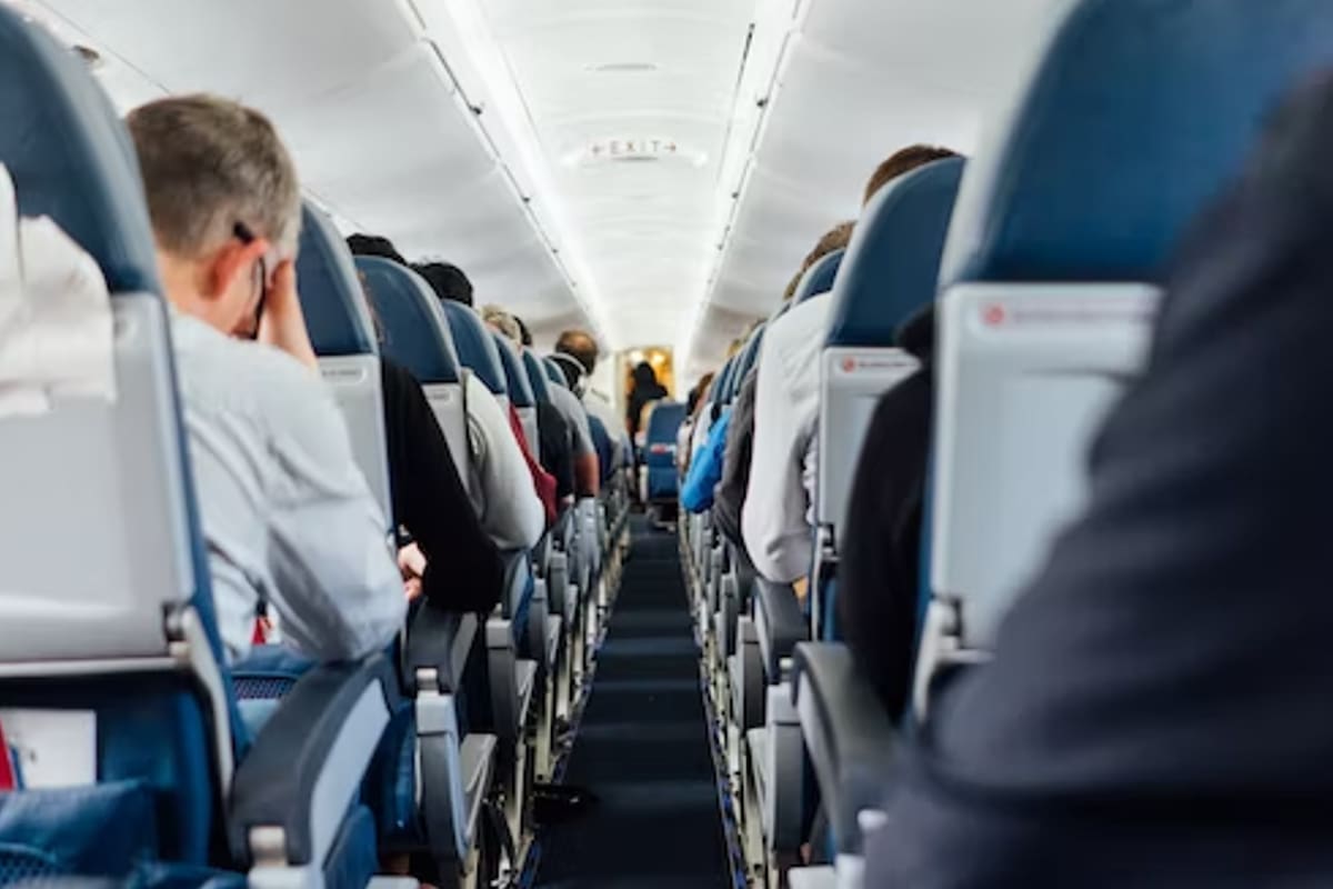 Un joven ebrio se orinó encima y estorbó a uno de sus compañeros de vuelo