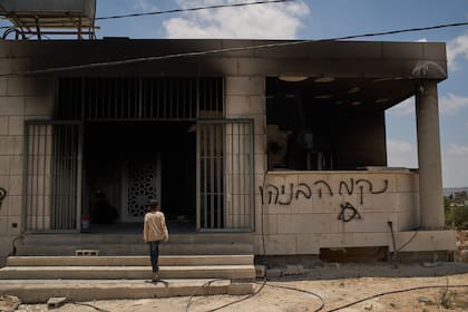 Un joven entra en una mezquita que fue incendiada durante un ataque de colonos israelíes a primera hora de la mañana en la localidad de Qusra, en Cisjordania