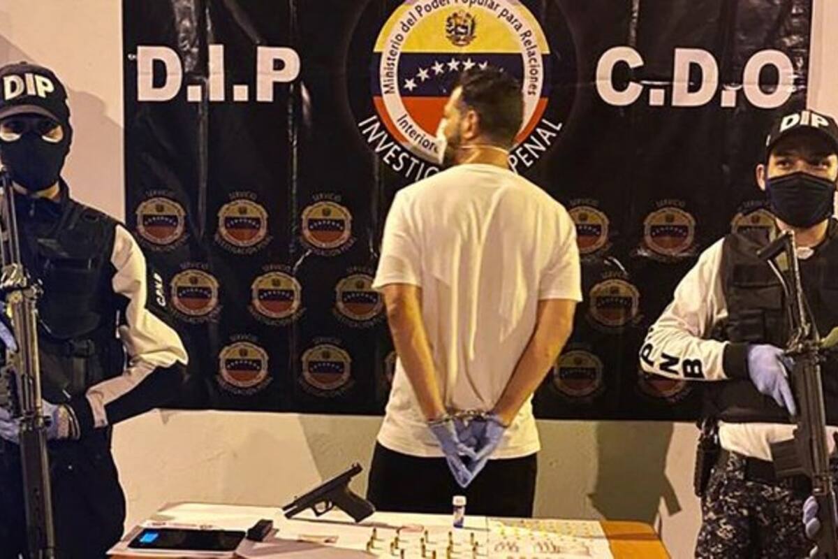 Un joven es detenido por participar de una fiesta en la ciudad de Caracas, donde se prohiben ese tipo de reuniones por la pandemia